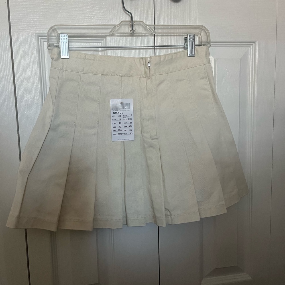 Brand new with tags Brandy Melville tennis skirt size small